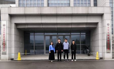说明: 图片包含 建筑物, 道路, 户外, 男士描述已自动生成